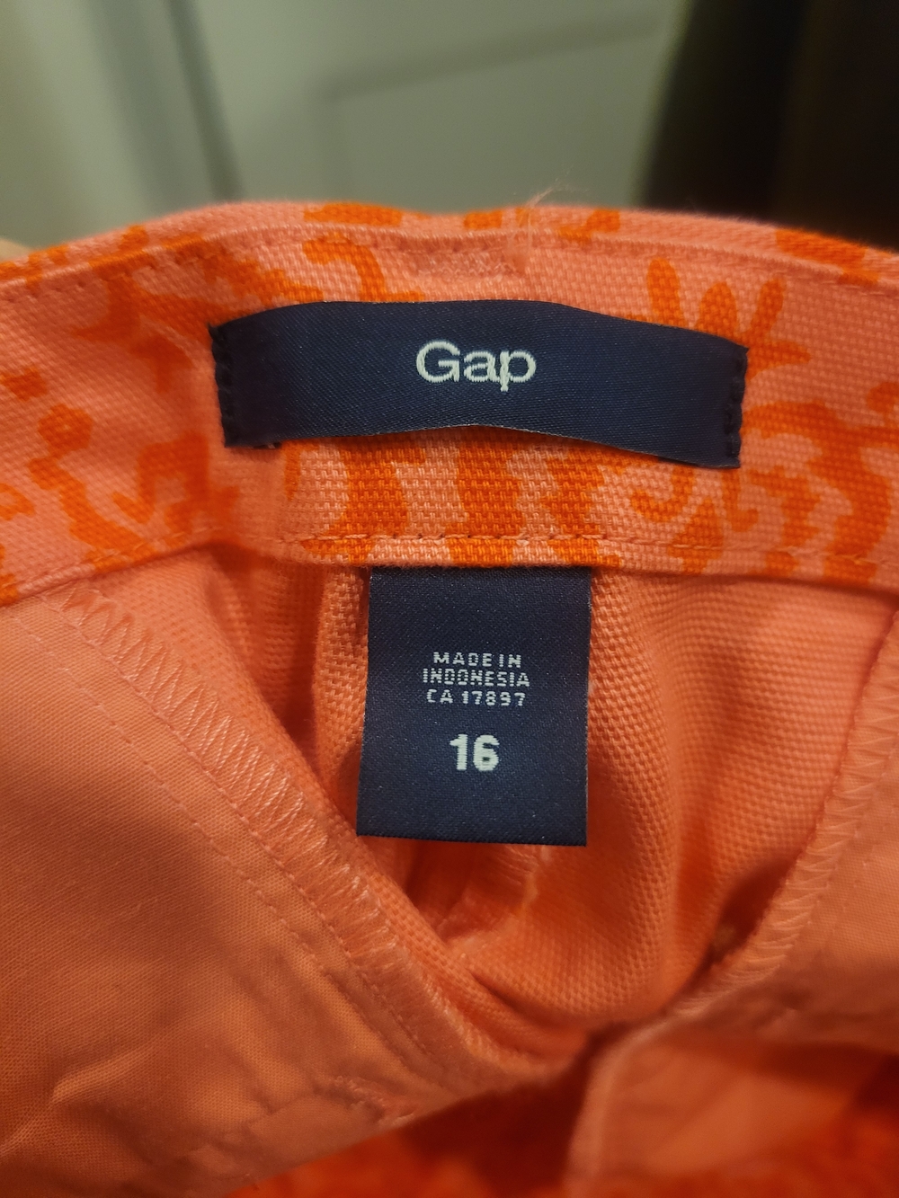 GAP Women's Coral Damask Pattern Shorts - Picture 6 of 6